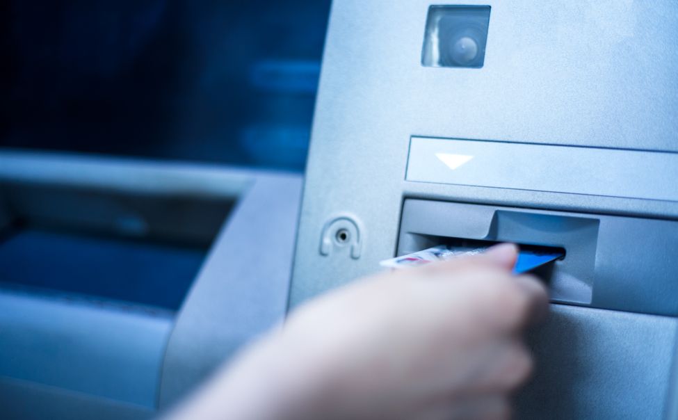 51-летняя сельчанка приехала в Чебоксары перевести мошенникам деньги, взятые в кредит