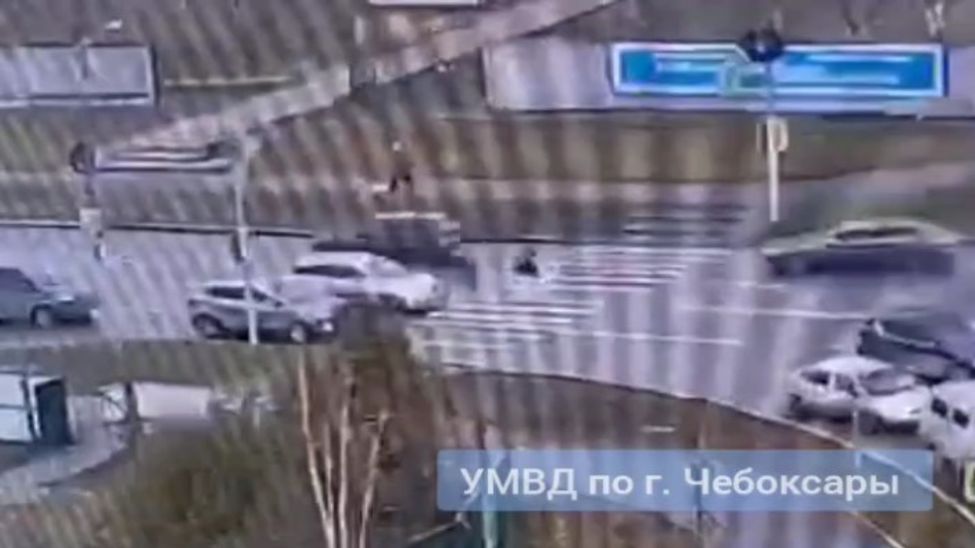 В Чебоксарах водитель иномарки сбил девушку на пешеходном переходе