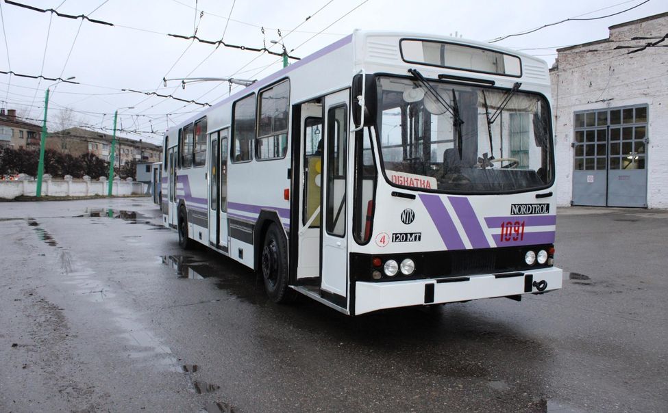 В Чебоксарах "выгуляют" музейный троллейбус