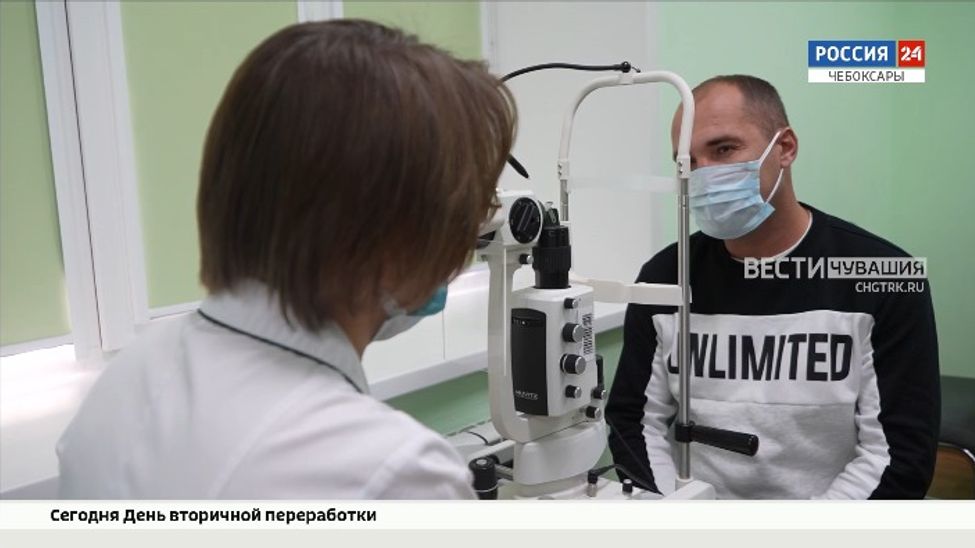 Чебоксарские врачи помогают сохранить зрение участнику спецоперации