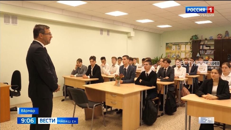 Раҫҫей сенаторӗ Николай Владимиров Вӑрмарти вӗренекенсемпе тӗл пулчӗ