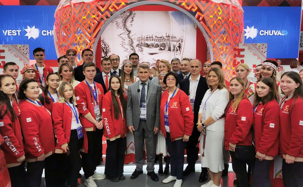 Олег Николаев вручил турпутевку в Чувашию десятитысячному посетителю стенда региона на выставке «Россия»