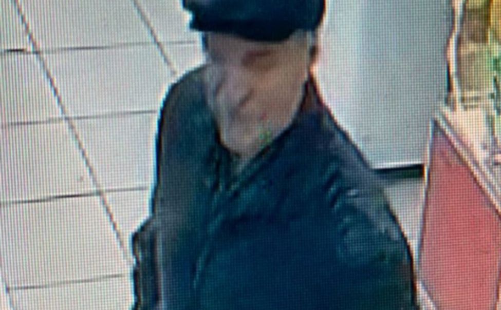 В Чебоксарах ищут мужчину, который расплачивался в магазинах чужой банковской картой