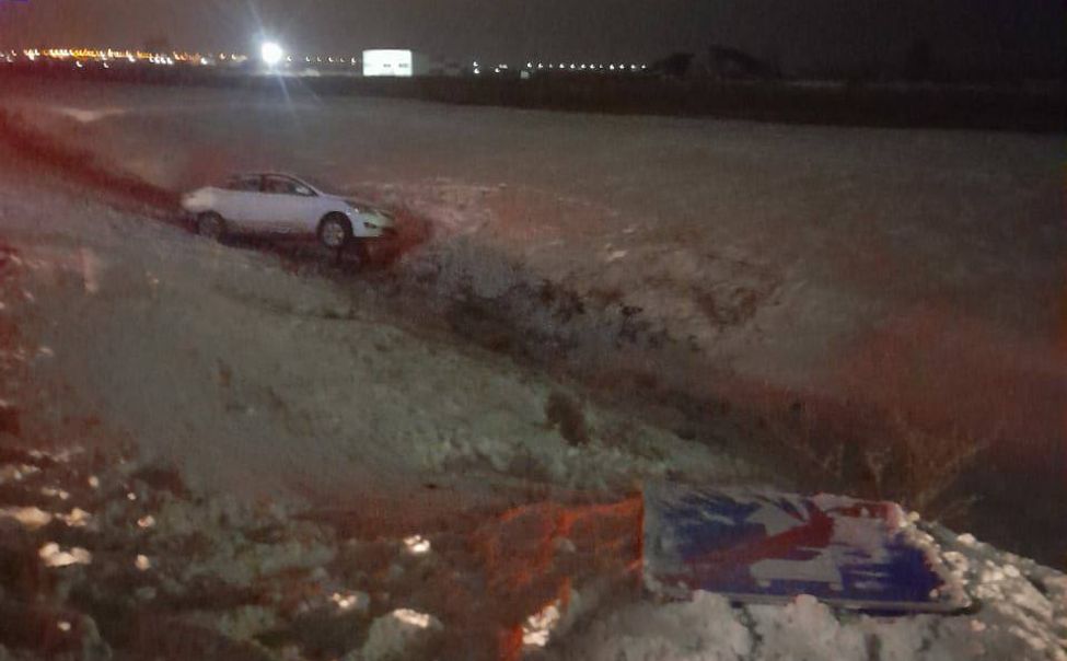 В Моргаушском округе легковушка вылетела в кювет. В машине находились дети