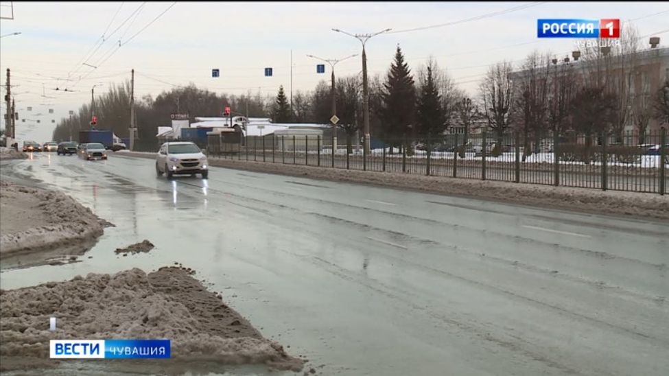 Более 70 машин убирали чебоксарские дороги в снегопад