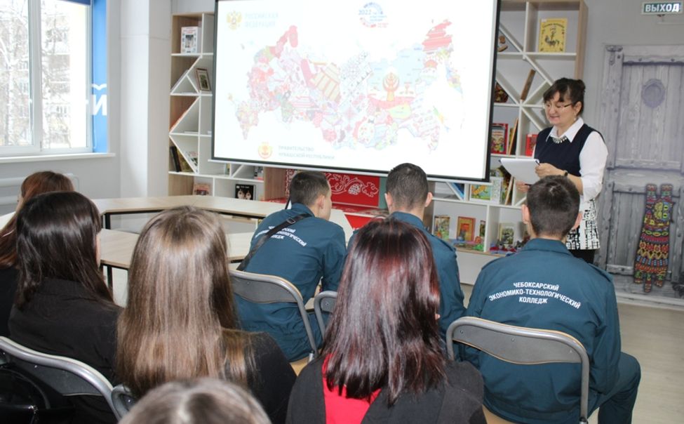 В Чувашии представили книгу-альбом "Вышитая карта России"