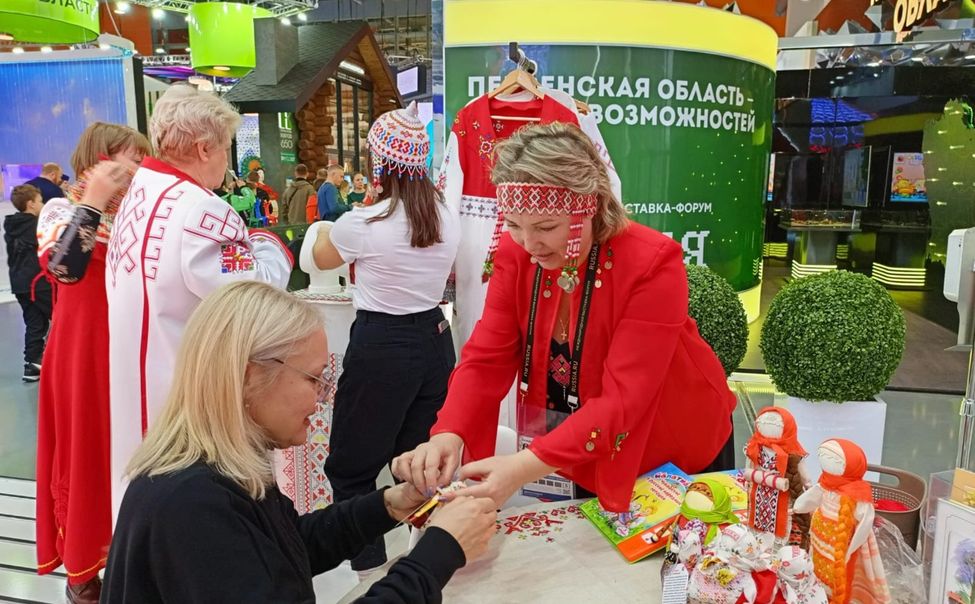 Минтруд Чувашии знакомит посетителей ВДНХ с куклами-оберегами