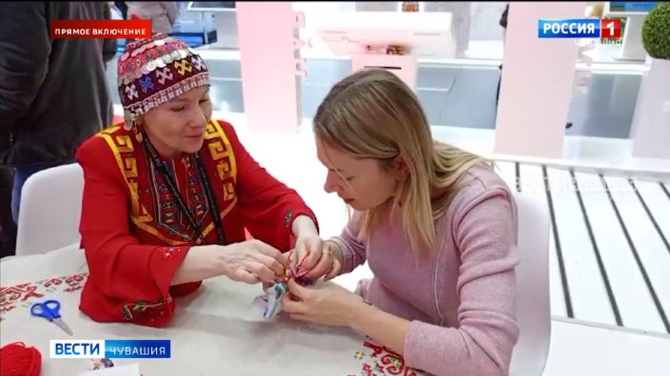На стенде Чувашской Республики на ВДНХ можно изготовить куклу-оберег