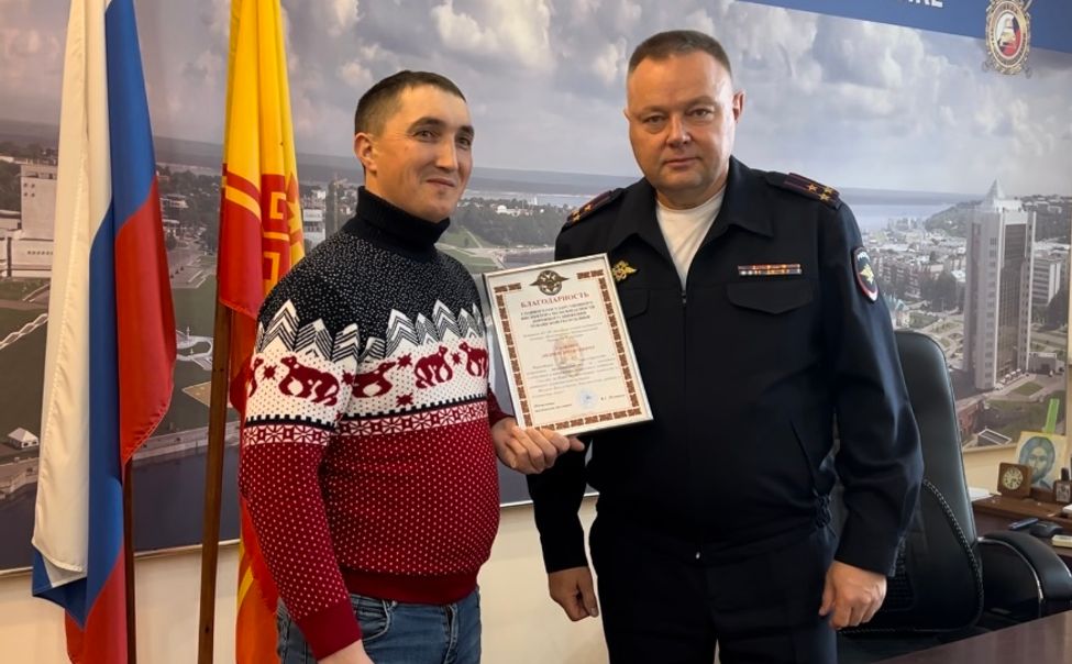 В Чувашии полицейские поблагодарили водителя "скорой", который помог задержать нетрезвого водителя