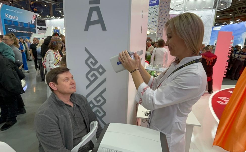 Анатолий Гущин посетил экспозицию Минздрава Чувашии на ВДНХ
