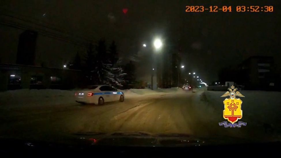 В Чебоксарах сотрудники ГИБДД в ходе преследования задержали пьяного водителя без прав