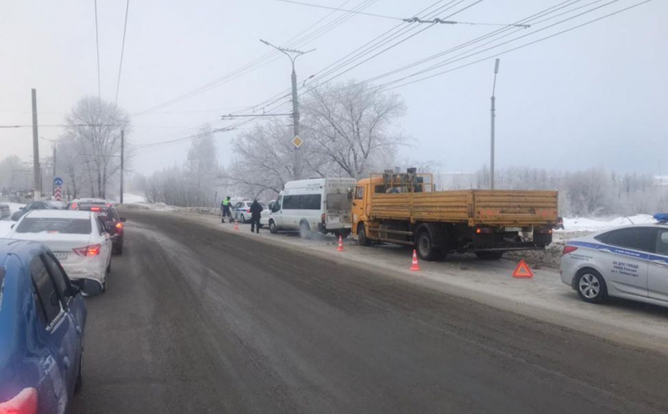 В Чебоксарах КамАЗ столкнулся с микроавтобусом  
