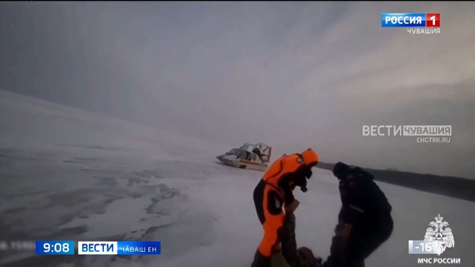 Атӑл ҫинче пӑрлӑ шыва анса кайнӑ пулӑҫа ҫӑлнӑ