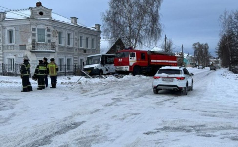 В Алатыре пожарная машина столкнулась с маршруткой