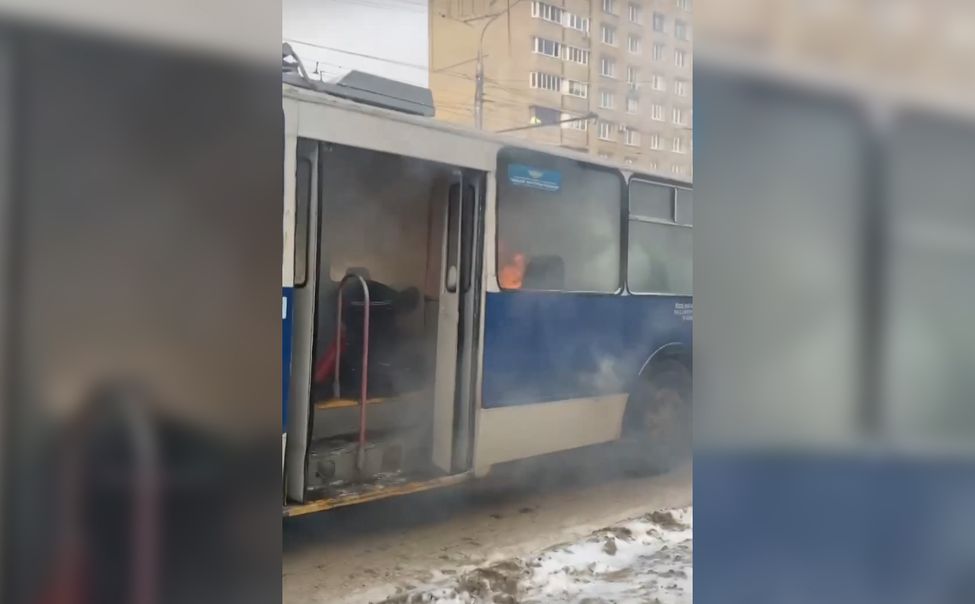 В Чебоксарах загорелся троллейбус №22