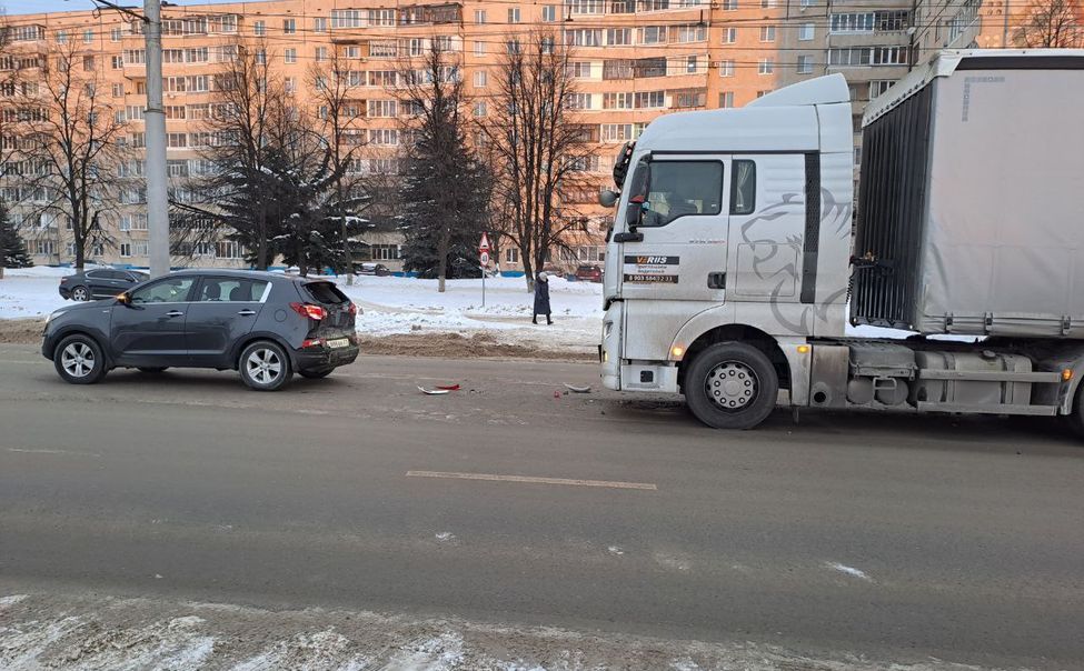 В Чебоксарах фура врезалась в кроссовер. Пострадал 1 человек