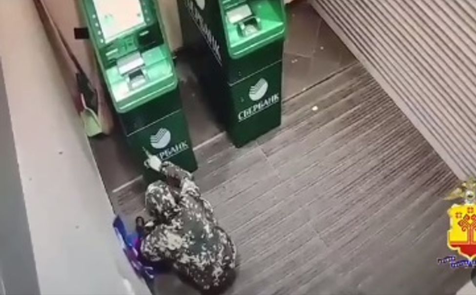 Житель Канаша пытался вскрыть банкомат овощечисткой