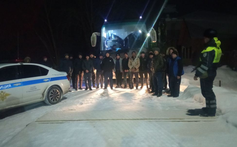 В Чувашии выявили 2 автобуса с нелегалами