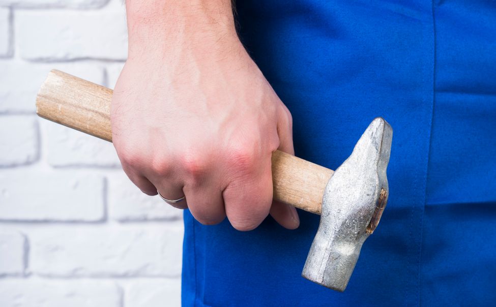 Житель Чувашии истязал сожительницу и запер ее в подполе