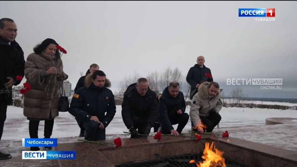 В Чебоксарах делегация из Индонезии возложила цветы к Вечному огню