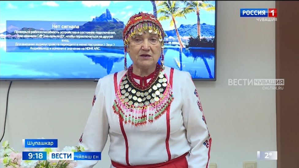 Наци библиотекинче Любовь Федорован ҫӗнӗ кӗнекине пахаларӗҫ