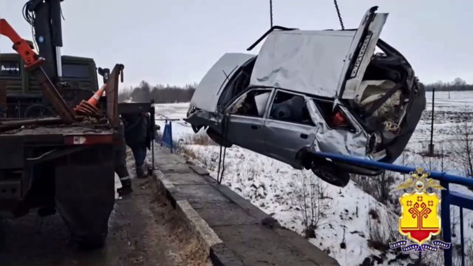 В Вурнарском округе легковушка вылетела с моста, рухнув с 10-метровой высоты