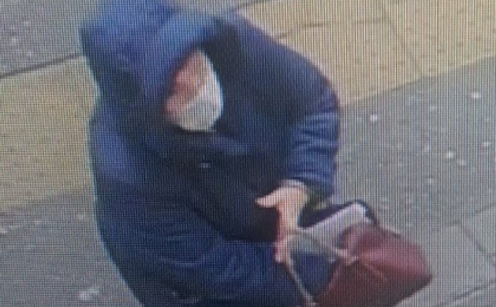 В Чебоксарах ищут женщину, забравшую из магазина чужой кошелек