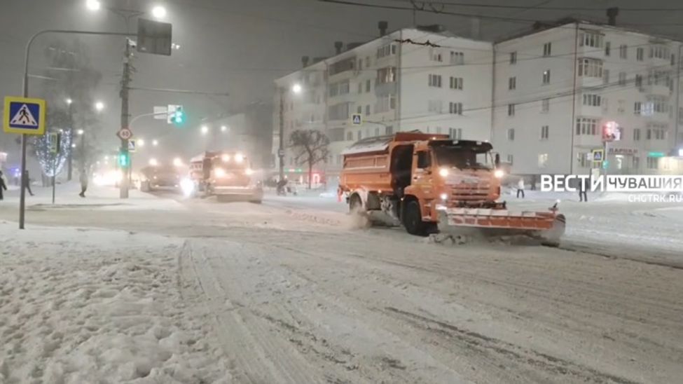 В Чебоксарах более 80 единиц спецтехники убирают дороги Чебоксар