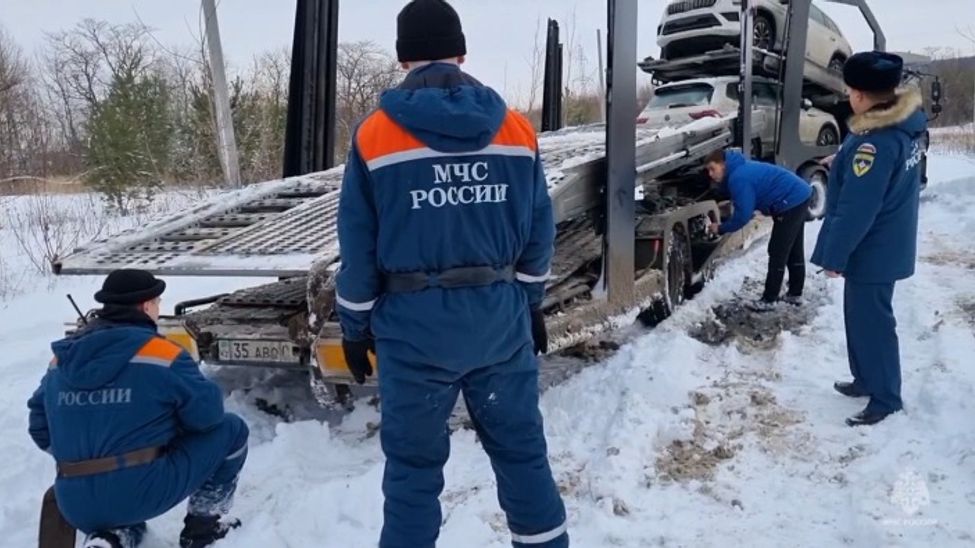 Спасатели помогли водителю автовоза из Казахстана, застрявшему на въезде в Чебоксары