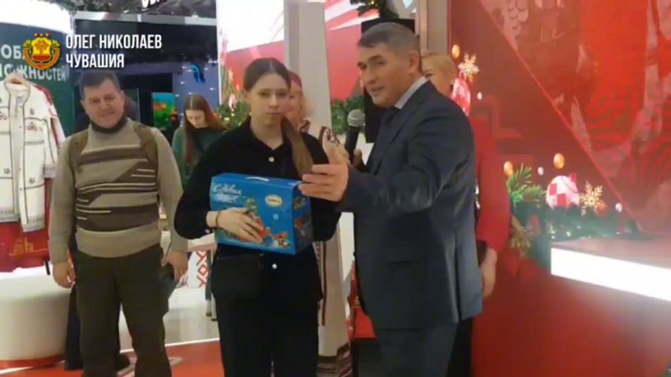 Глава Чувашии исполнил мечту юной новочебоксарки побывать на выставке "Россия"