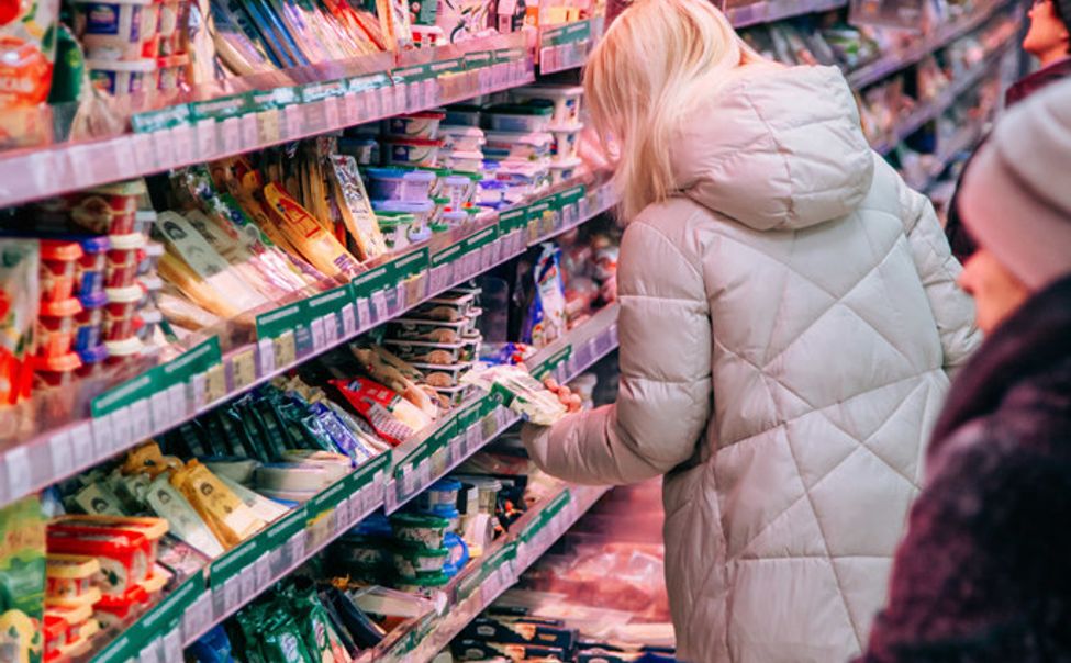 В магазинах Чувашии выявили 12 фактов просроченной продукции 