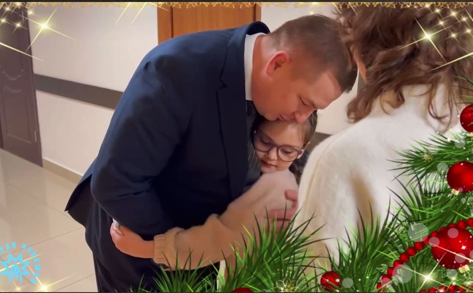 Министр здравоохранения Чувашии на Новый год подарил маленькой чебоксарке коньки