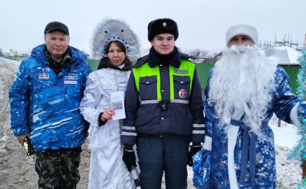 В Чувашии Дед Мороз и Снегурочка проводят предпраздничное патрулирование лесов