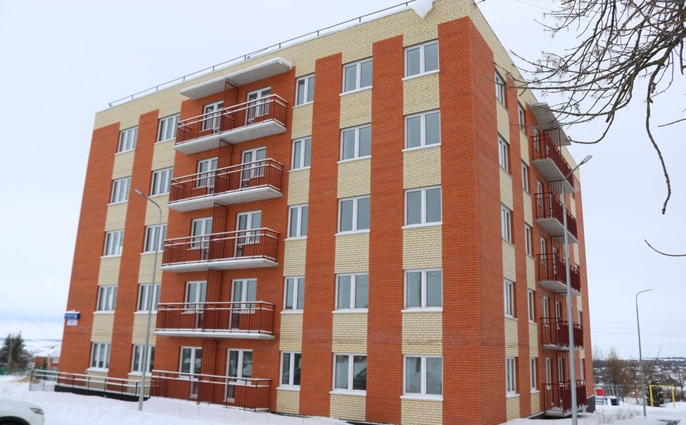 В Чувашии ключи от новых квартир вручили 65 семьям, расселяемым из аварийного жилья