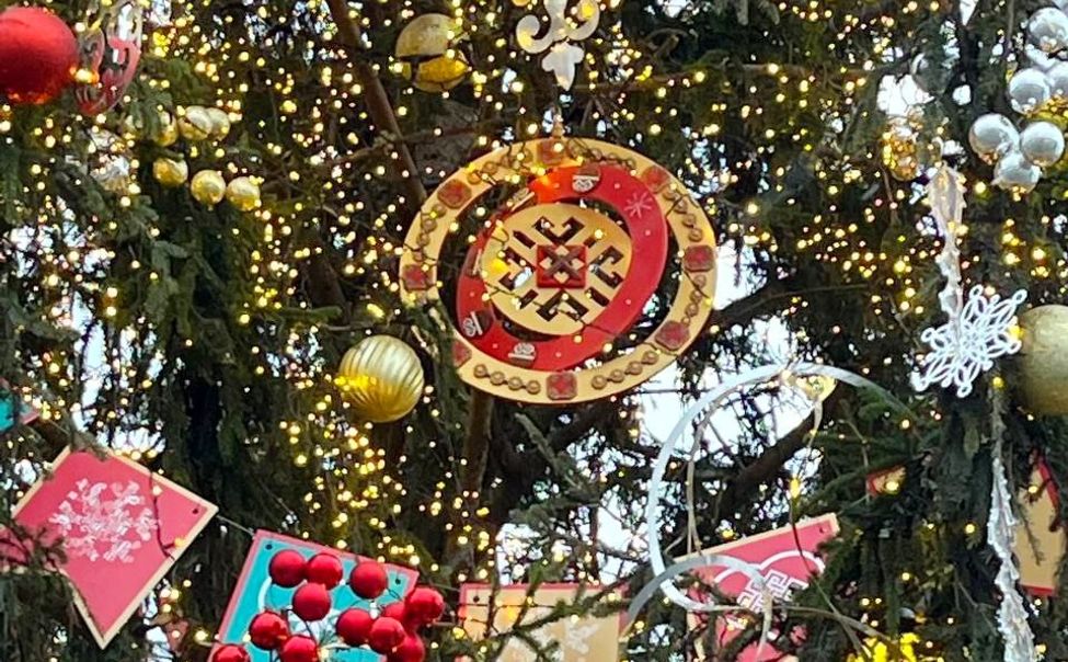 Игрушка чувашских мастеров украсила главную новогоднюю ель выставки «Россия»