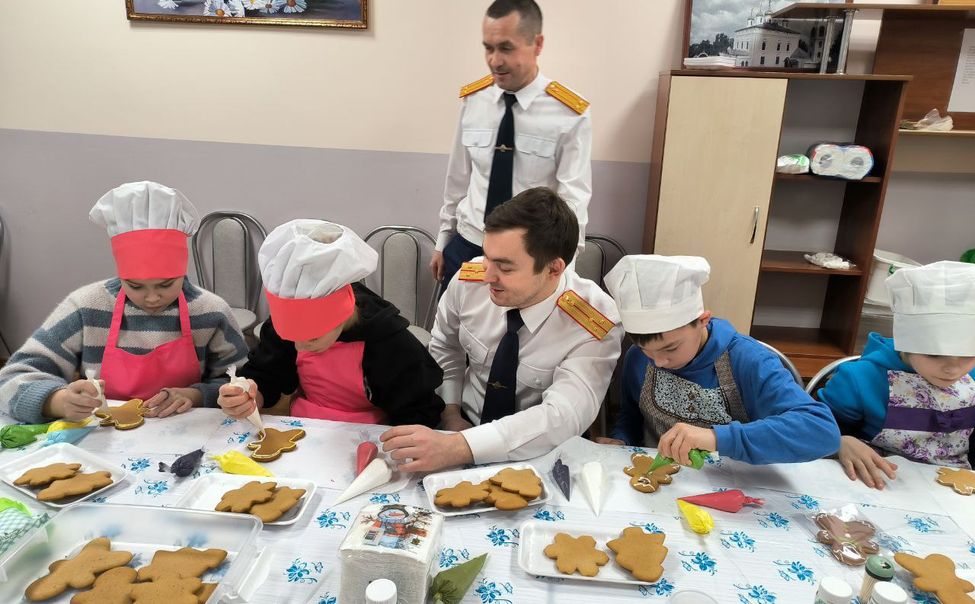 Чебоксарский Следком поздравил ребят из детского дома с Новым годом и научил их расписывать имбирные пряники