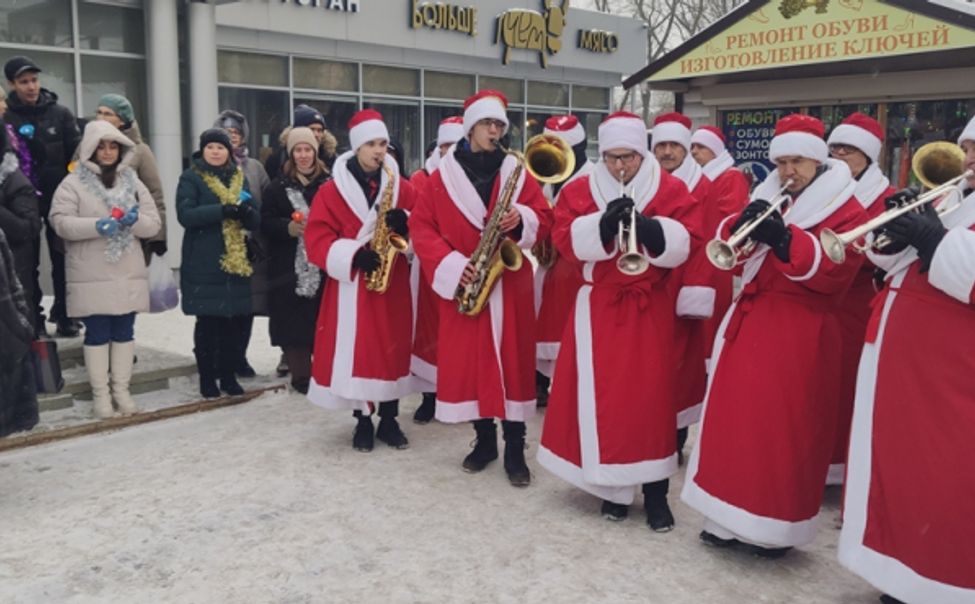 Оркестр Дедов Морозов поздравил чебоксарцев с наступающим Новым годом