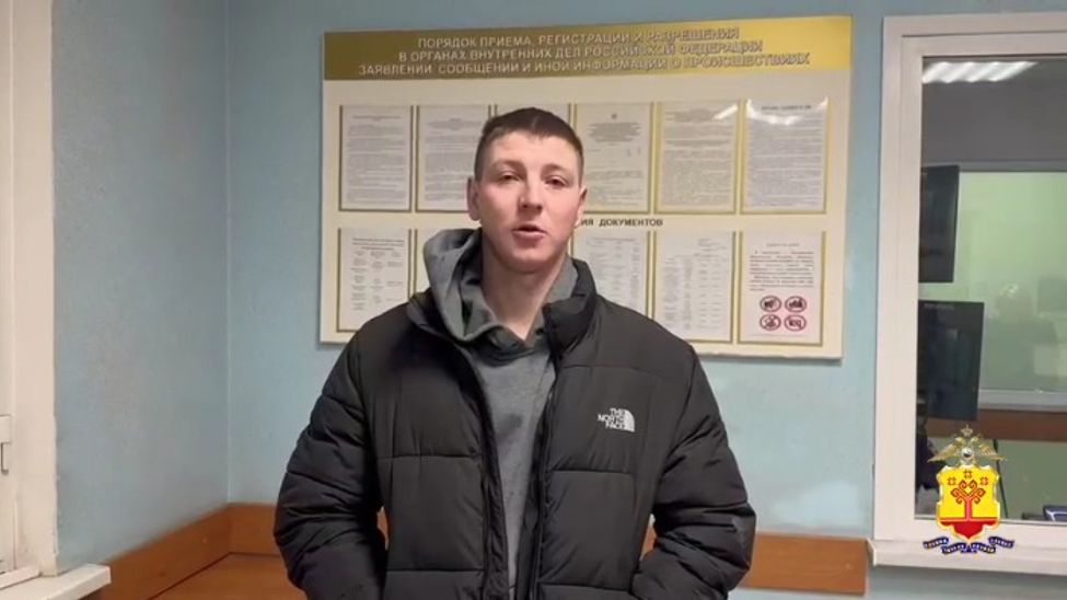 В Ядрине мужчина залез на центральную елку и бил по звезде