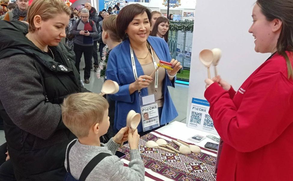 Гостей чувашского павильона на ВДНХ учат играть на национальных инструментах