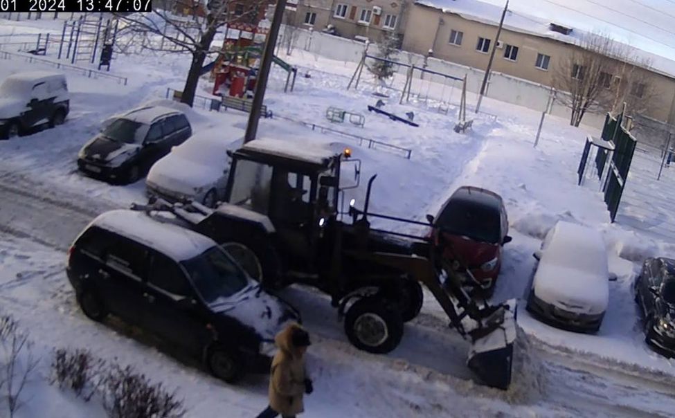 За чистотой дорог в Чебоксарах следят десятки единиц спецтехники, трассы обработаны  тоннами реагентов