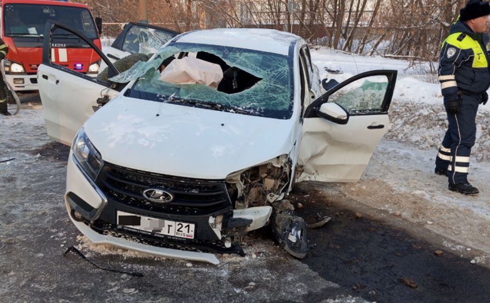 В Чувашии пьяный водитель, уходя от погони, протаранил столб