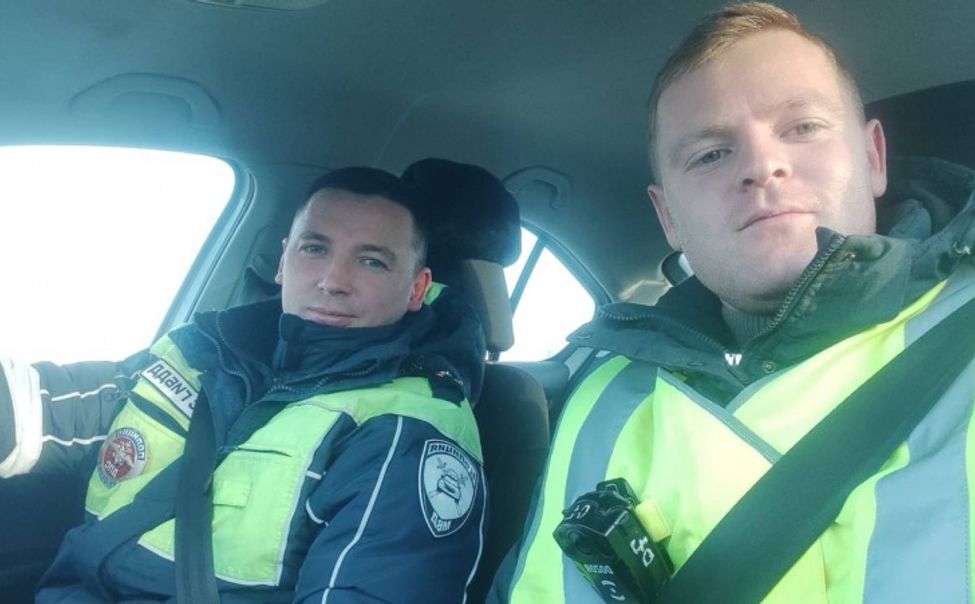 В Чувашии госавтоинспекторы помогли супругам из Казани, автомобиль которых сломался на трассе