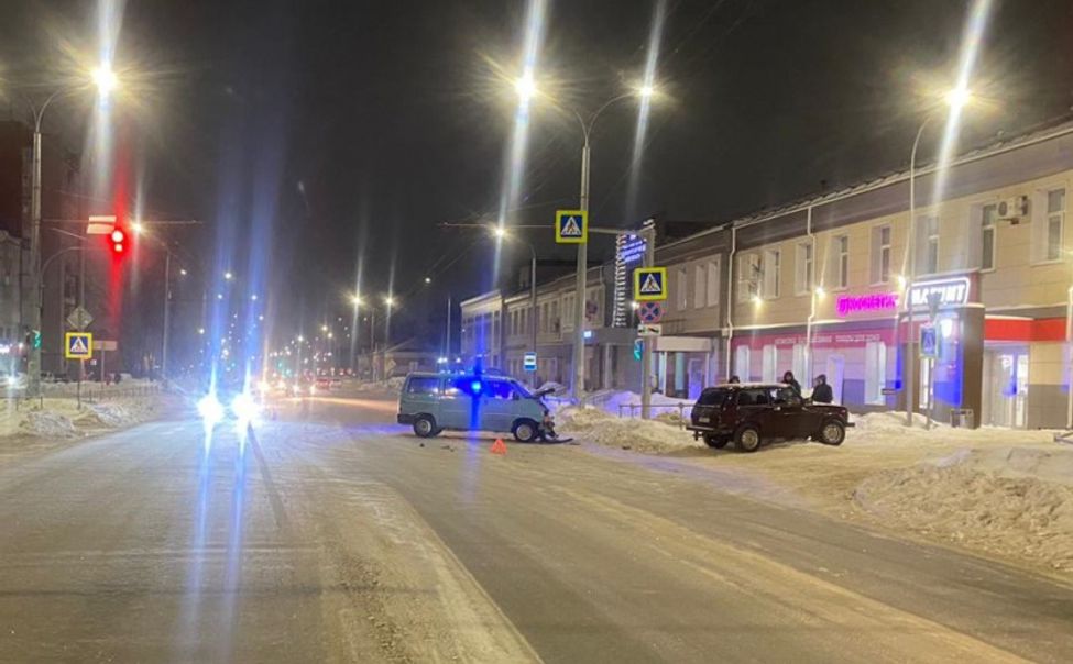 В Чебоксарах водитель "Нивы" столкнулся с микроавтобусом