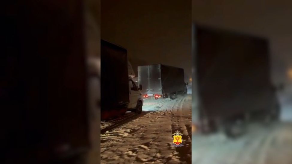 В Чувашии сотрудники Госавтоинспекции помогли водителю грузовика, застрявшему на заснеженной дороге