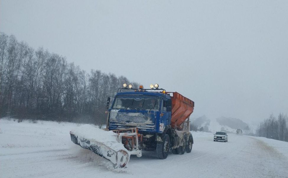 В Чувашии из-за затяжной метели снегоуборочная техника работает в усиленном режиме