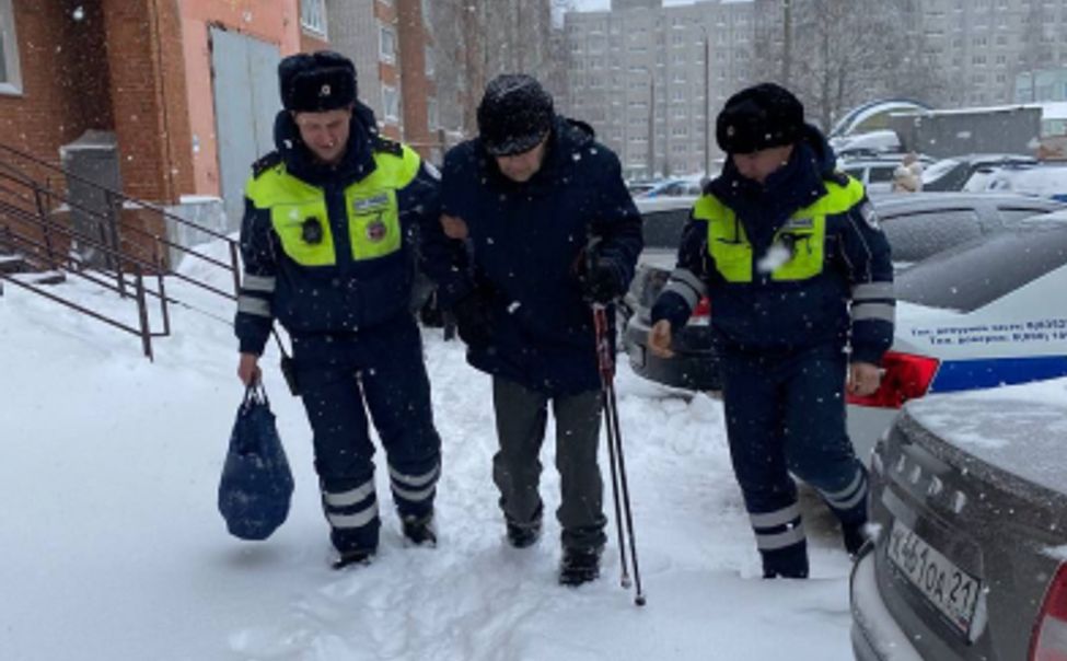 В Чувашии сотрудники Госавтоинспекции помогли пенсионеру добраться до дома