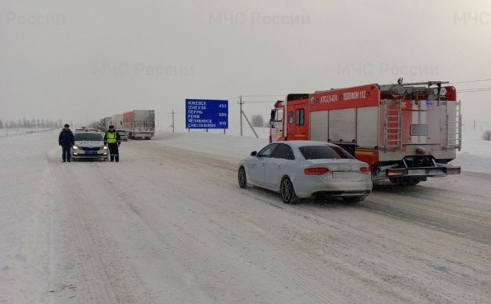 Спасатели оказали помощь водителям на дорогах Чувашии 