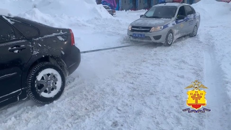 В Новочебоксарске госавтоинспекторы помогли водителю выбраться из сугроба