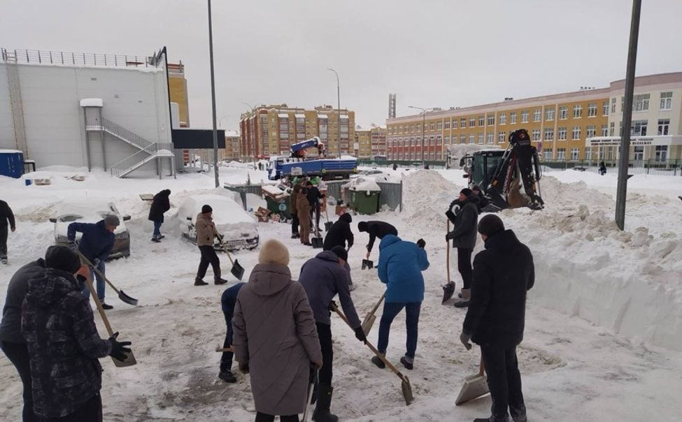 В Чебоксарах к уборке снега подключились неравнодушные горожане