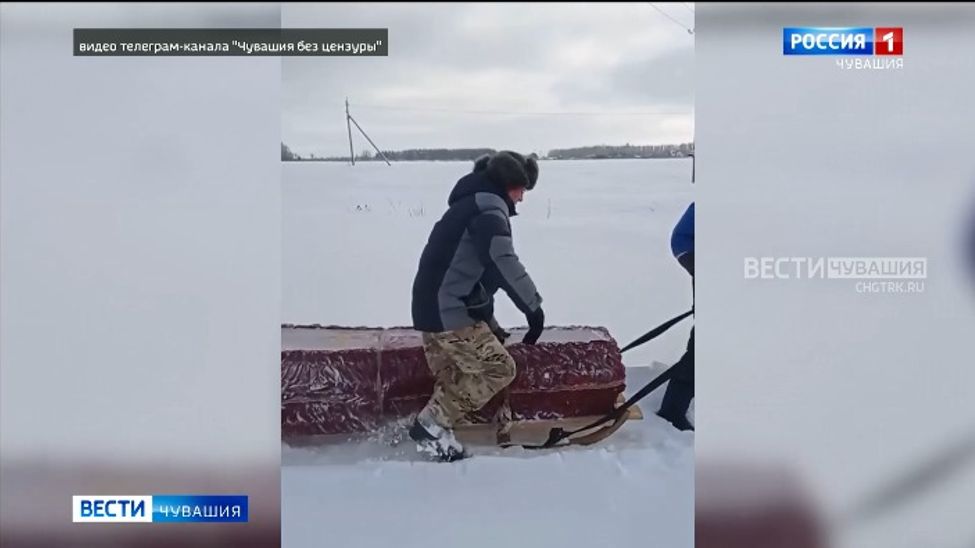Жителям Аликовского округа пришлось везти гроб на кладбище на санках